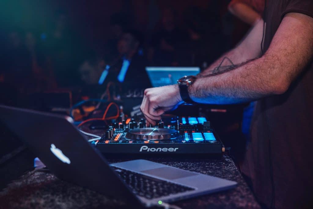 aprovecha las ofertas de alquiler en materiales y equipos dj