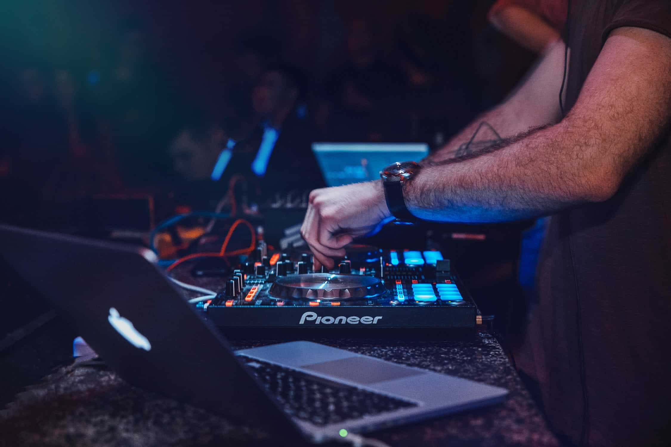 aprovecha las ofertas de alquiler en materiales y equipos dj
