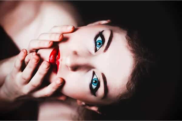 mujer sensual de ojos azules mirando hacia arriba