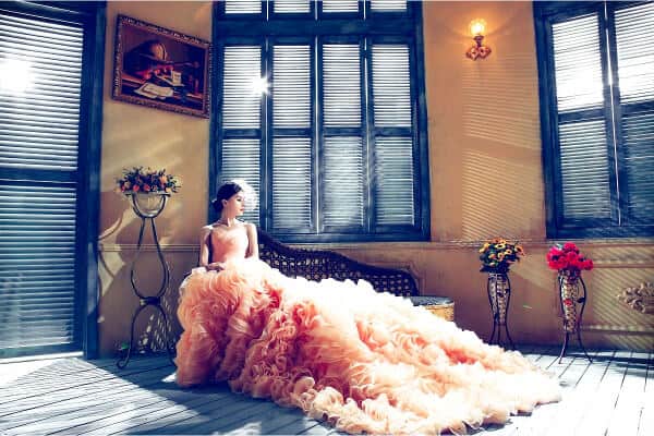 novia con vestido largo y esperando