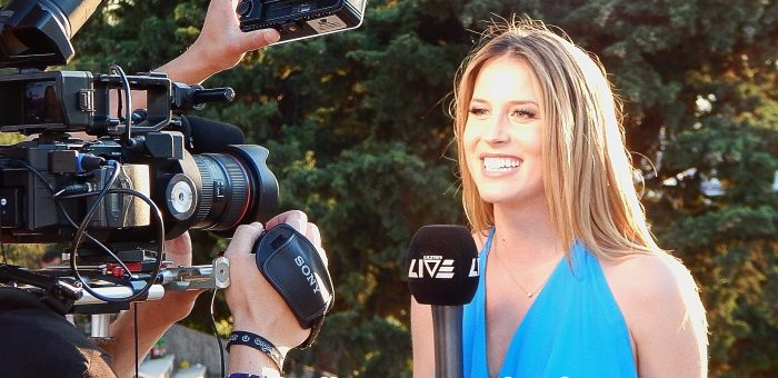 periodista frente a camaras