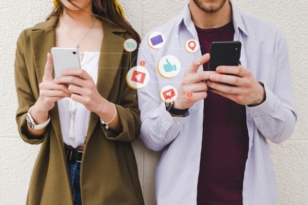 personas compartiendo en redes