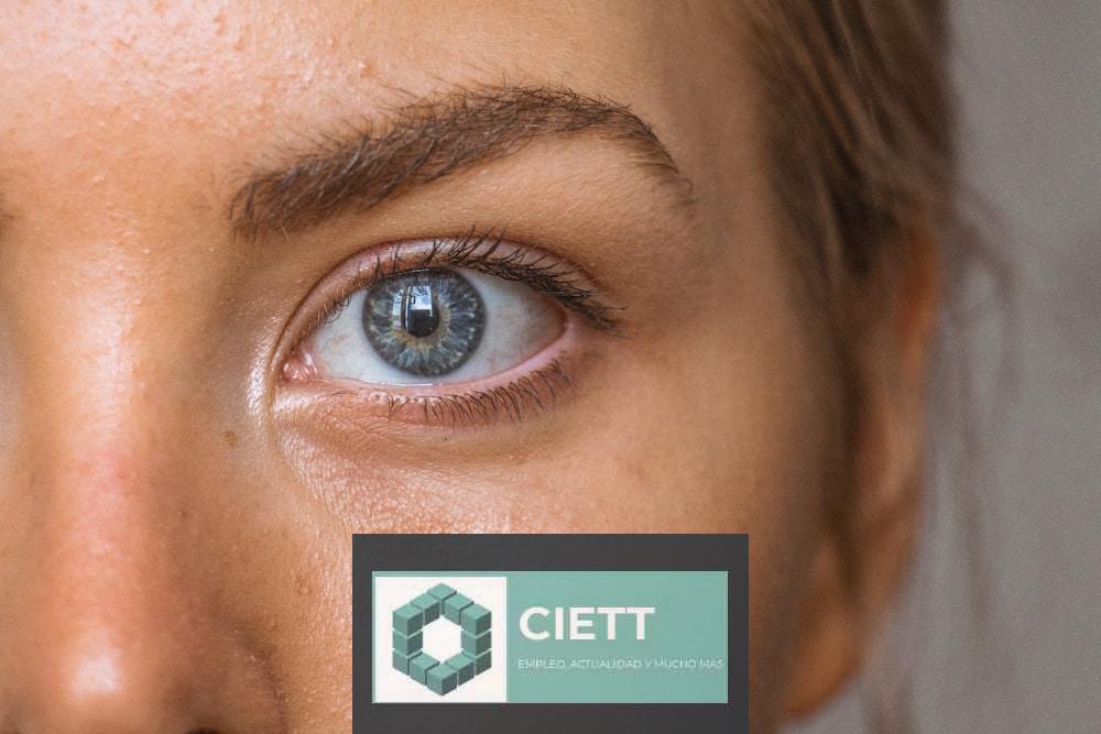 close-up photo of persons eye