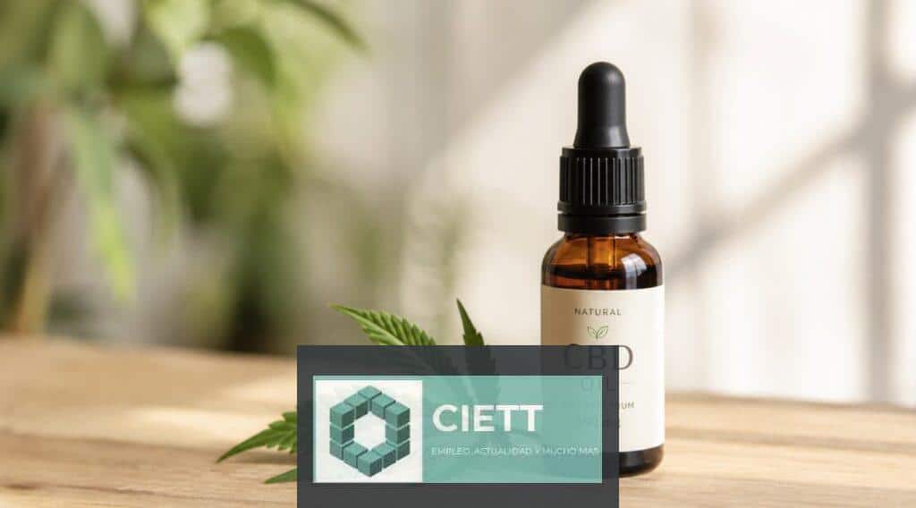 Frasco de aceite de CBD junto a hojas de cáñamo sobre mesa de madera