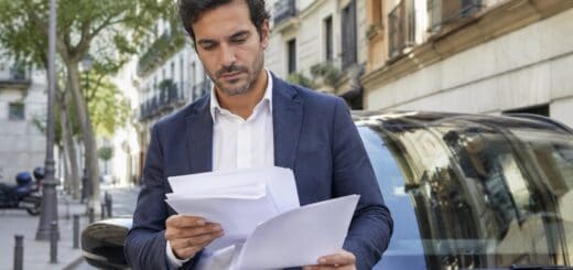 Persona analizando opciones de financiación para su vehículo