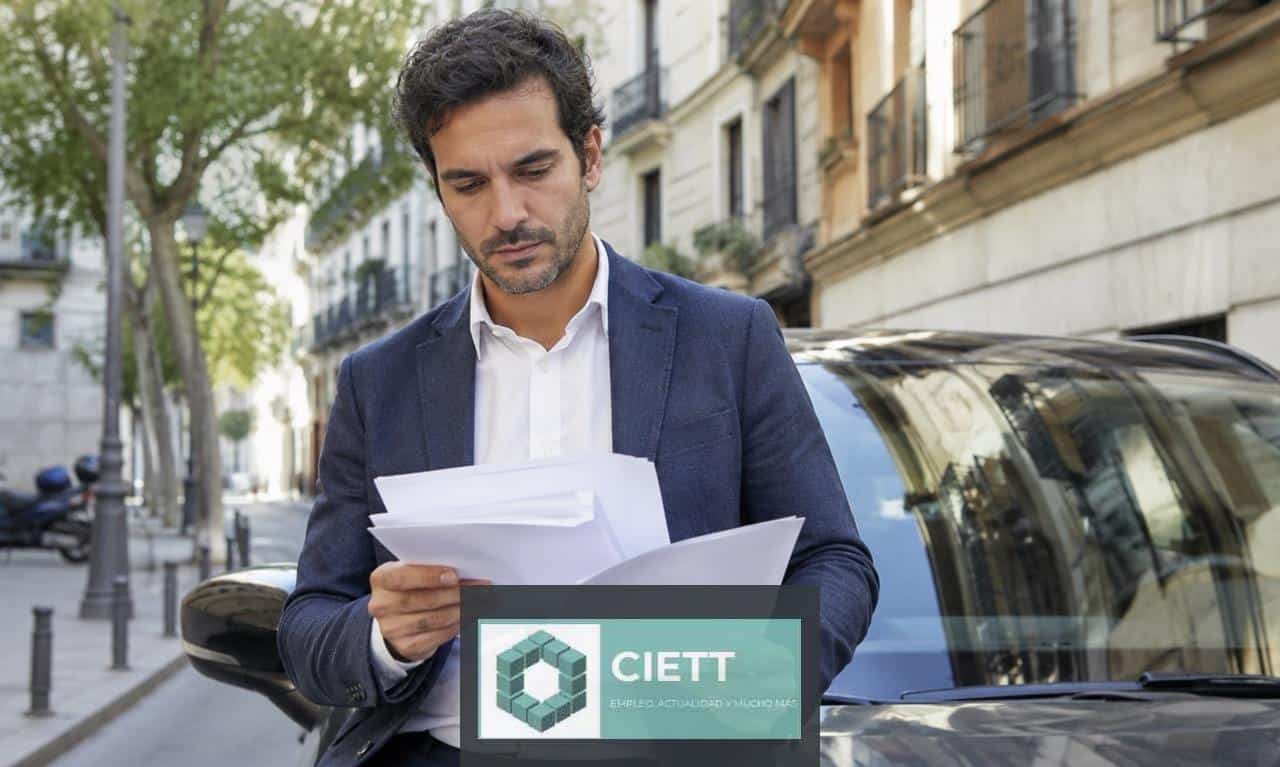 Persona analizando opciones de financiación para su vehículo