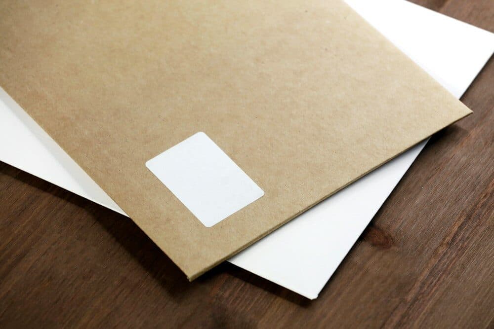Sobres de papel kraft para envíos de tiendas online